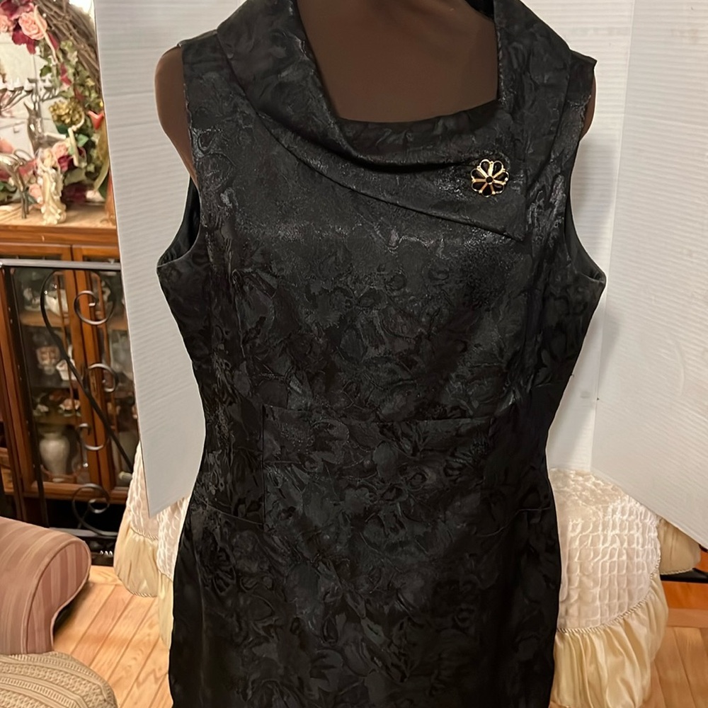 Beautiful classic Tahari dress.  Short sleeve